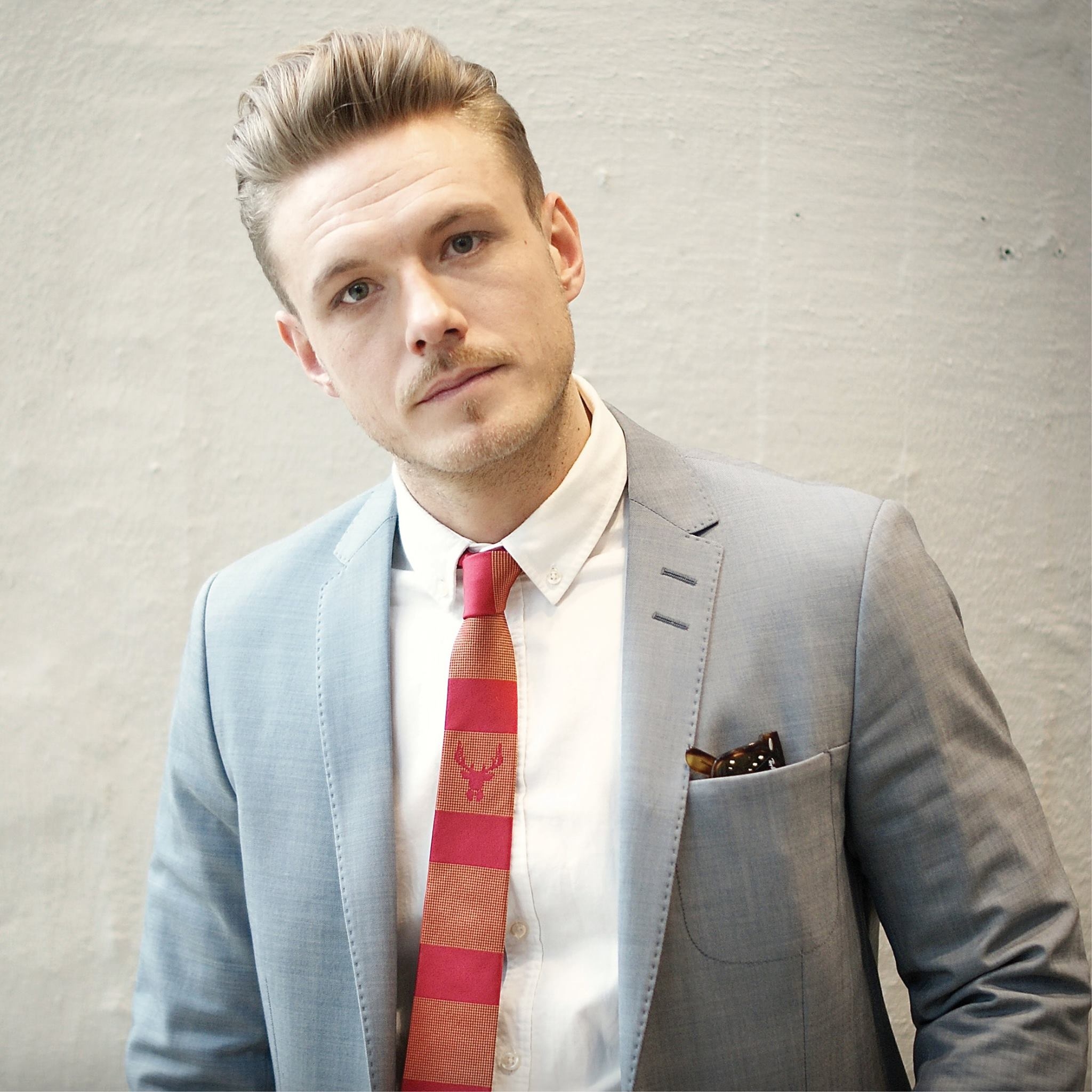 Anton Slips i Rød med Guld Detaljer - Elegant Stil